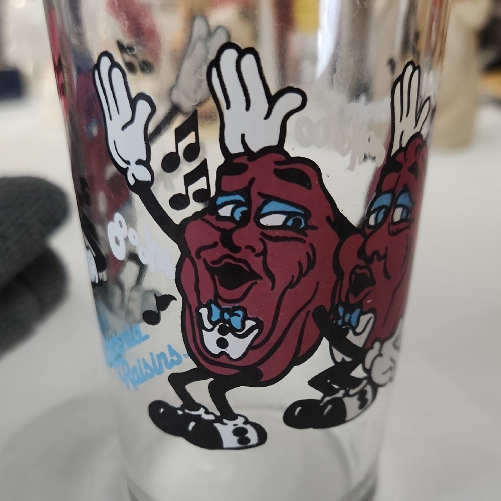 California Raisins Glass with Red and Black Design 1989 VINTAGE